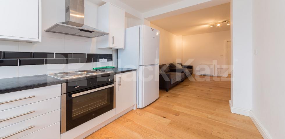 			STUNNING SPACIOUS SPLIT LEVEL 3 BEDROOM FLAT, 3 Bedroom, 1 bath, 1 reception Flat			 Springdale Road , Stoke Newington